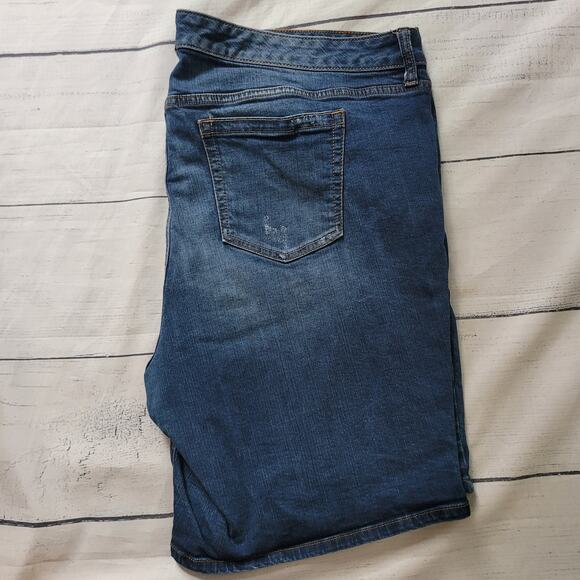 Torrid Size 22 Distressed Jean Shorts Medium Wash Casual Everyday Vacation - Picture 8 of 8